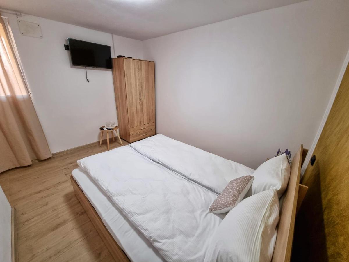 Cabana Varad Coronini Moldova Veche Eksteriør billede