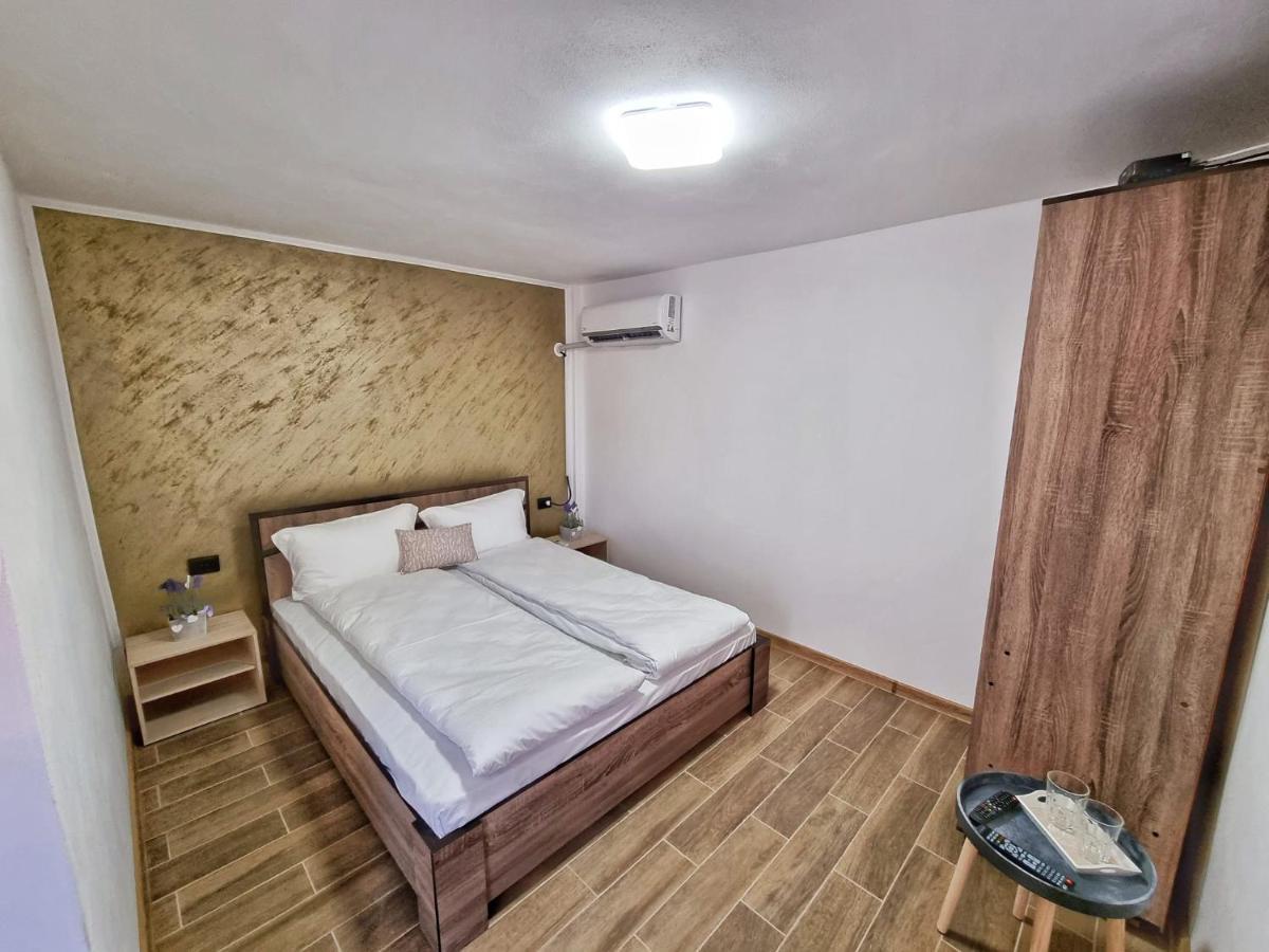 Cabana Varad Coronini Moldova Veche Eksteriør billede